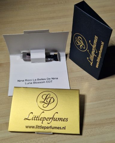 Dit zijn enkele verpakkingen van onze kleine parfumflesjes.